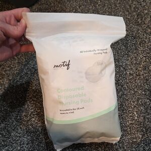 Motif Medical Contoured Nursing Pads - White